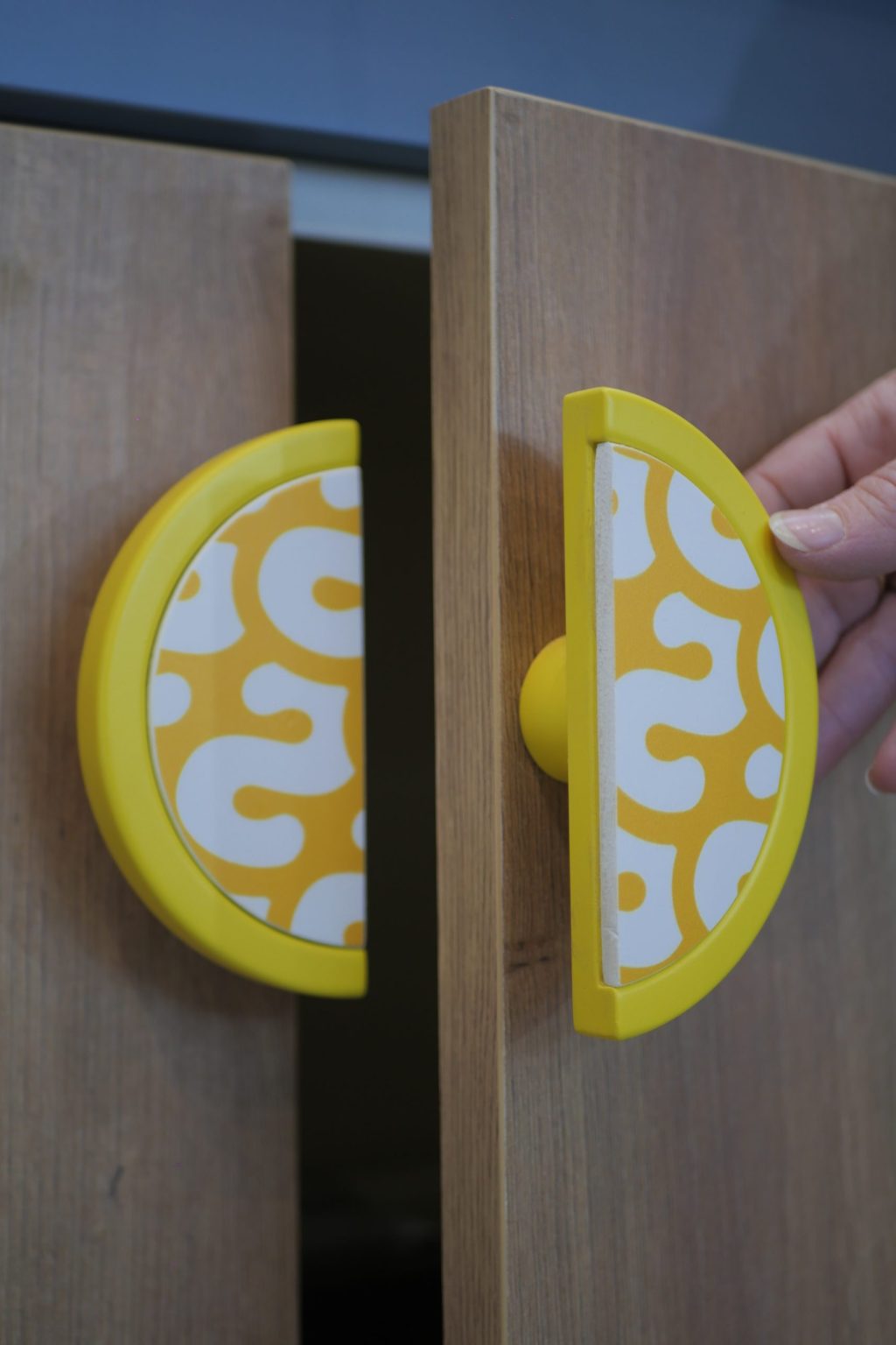 maniglia scavata e decorata con logo